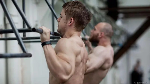 Мужчины подтягиваются