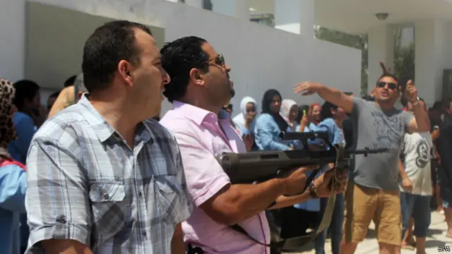 Aparat Tunisia berpakaian preman berjaga setelah peristiwa berdarah di Sousse. Insiden itu berjarak tiga bulan setelah aksi penembakan serupa terjadi di Museum Bardo, Kota Tunis.