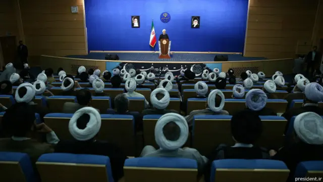 بزرگترین چالش دولت روحانی را می توان توانایی محدود آن در همسوسازی نهادهای قدرت با سیاستها و برنامههای اصلی دولت در حل بحرانهایی دانست که کشور را در عرصههای داخلی و بینالمللی گرفتار کرده است.