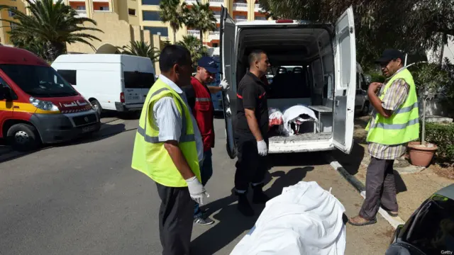 تیونس میں وزارتِ داخلہ کے مطابق ایک سیاحتی مقام سوسہ کے ساحل پر واقع دو ہوٹلوں پر حملے میں کم از کم 37 افراد مارے گئے ہیں۔