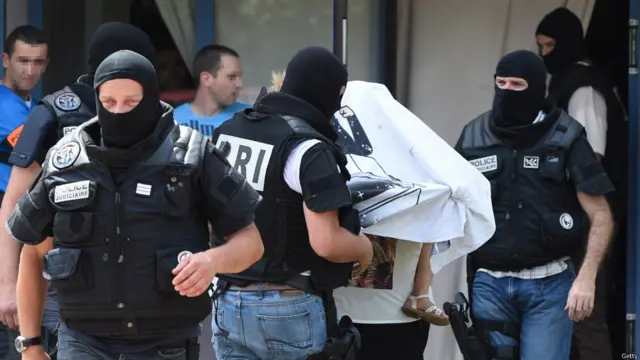 فرانس کے شہر لیون کے قریب ایک فیکٹری پر مبینہ اسلامی شدت پسندوں کے ایک حملے میں ایک شخص کا سر قلم کرنے کا واقعہ پیش آیا ہے۔