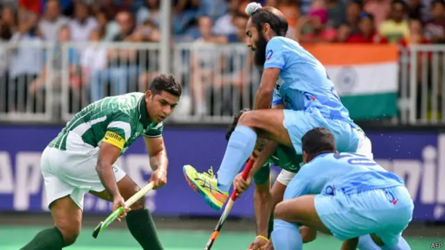 भारत-पाकिस्तान की हॉकी टीमों के खिलाड़ी