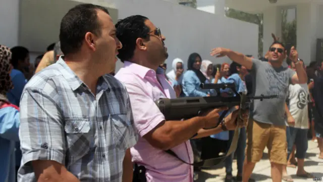 Aparat Tunisia mengatakan pelaku penembakan telah ditembak mati di lokasi peristiwa.
