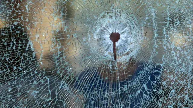 玻璃上留下弹孔