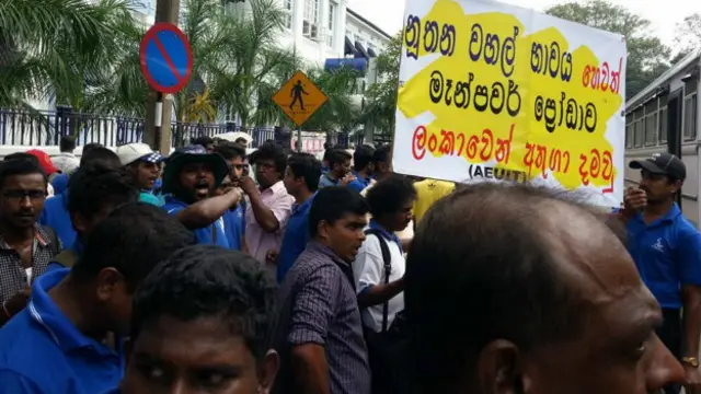 "මෑන්පවර් ආයතනයේම ස්ථිර පත්වීම් දීල අද රටට මාධ්‍යය හරහා කියල තියෙනවා සේවකයෝ 500ක් ටෙලිකොම් ආයතනයේ ස්ථිර කරනවා කියල"