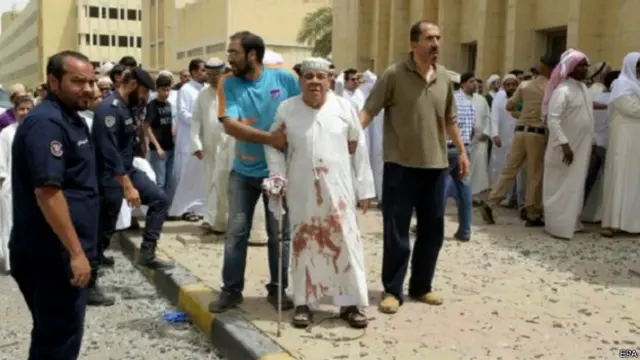 تبنى حساب لتنظيم الدولة الإسلامية على تويتر التفجير الانتحاري في الكويت.