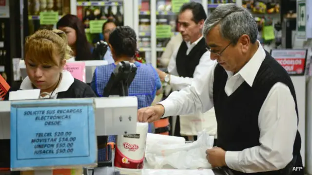 Clientes en la caja de un supermercado en México.