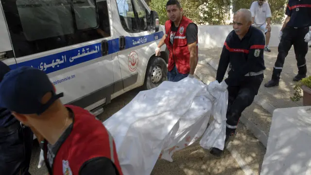 جمعے کو سیاحتی مقام سوسہ کے ساحل پر واقع دو ہوٹلوں پر حملے میں حملہ آور سمیت کم از کم 39 افراد ہلاک ہو گئے تھے