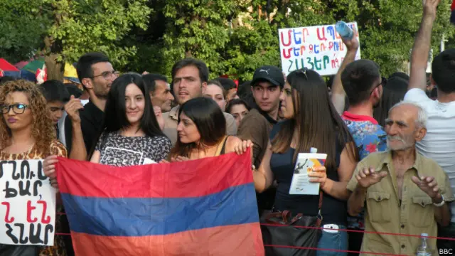 Протестующие обещают стоять до тех пор, пока не будут выполнены их требования