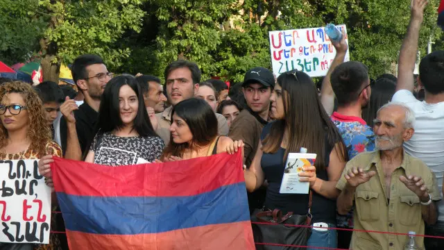 معترضان با تصمیم ریاست جمهوری مبنی بر تعلیق طرح افزایش قیمت برق مخالفت کرده‌اند