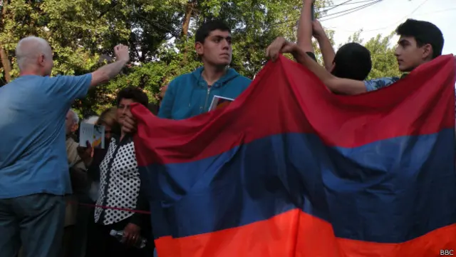 Флаг - один из постоянных атрибутов протестных акций