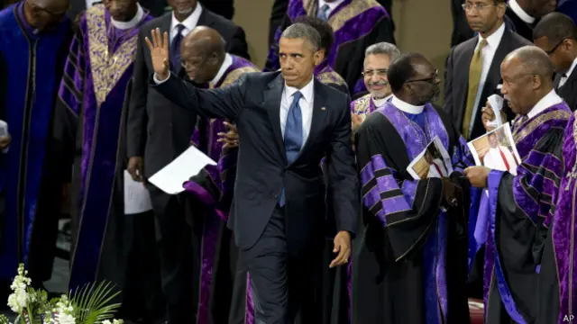 奥巴马对出席牧师平克尼葬礼群众挥手