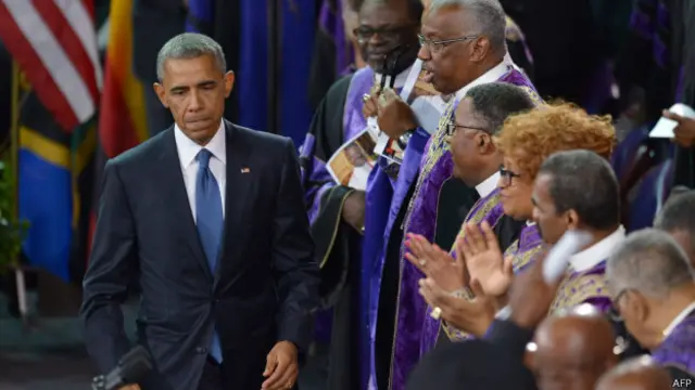 奥巴马神色凝重出席葬礼