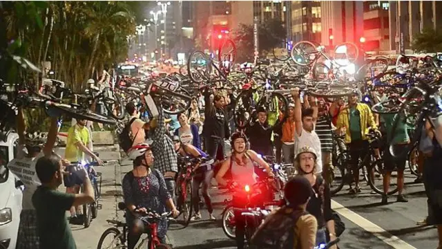 Pengguna sepeda memulai demonstrasi bertajuk 'Bicicletada’ dengan memblokir jalan di jantung Kota Sao Paulo tersebut demi menuntut pemerintah kota mengucurkan investasi pada moda transportasi umum.