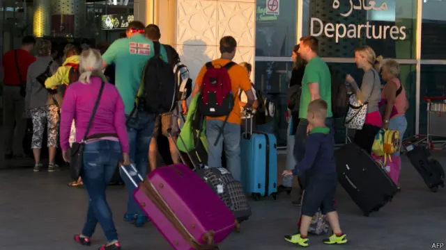 تونس میں بی بی سی نامہ نگار کے مطابق بڑی تعداد میں غیرملکی سیاح ملک چھوڑ کر جا رہے ہیں