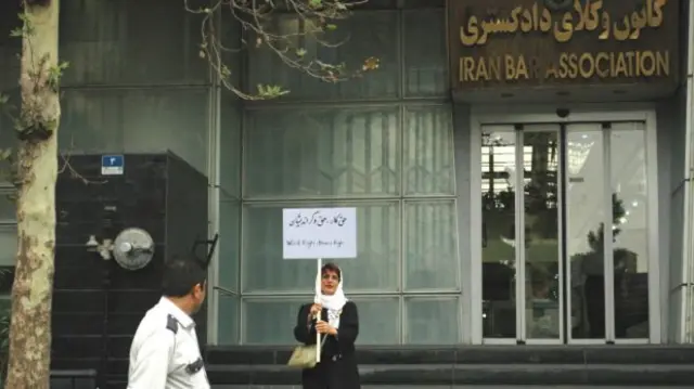 حضور اعتراضی نسرین ستوده در مقابل کانون وکلای دادگستری در تهران 