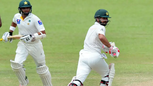 محمد حفیظ کے جلد آؤٹ ہونے پر اظہر علی اور احمد شہزاد نے120 رنز کی شراکت بنائی