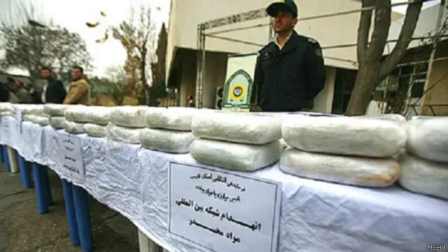 صورة ارشيفية عن مواد مخدرة مصادرة من المهربين في إيران. 