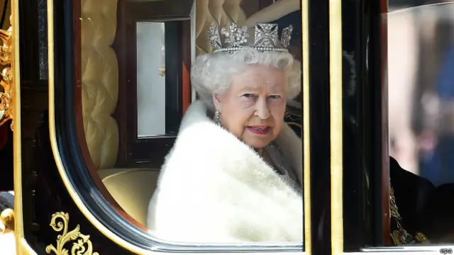 下周三，为满足“民众看到女王的渴望”，女王将和丈夫菲利普亲王前往苏格兰爱丁堡的Waverley 车站，为一个蒸汽火车投入服务剪彩。