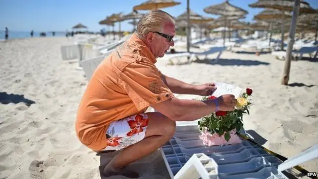 سائح يضع باقات الزهور في مكان وقوع الهجوم