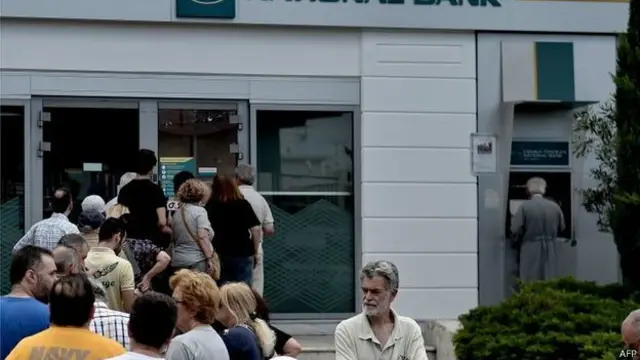 希腊民众担心银行倒闭排队提款。