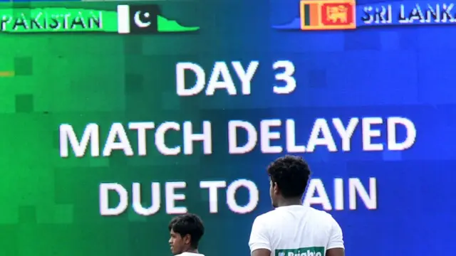  تیسرے دن کا کھیل بھی گراؤنڈ گیلا ہونے کے باعث 30 منٹ تاخیر سے شروع ہوا۔