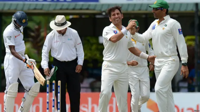 پاکستانی ٹیم نے تیسرے دن صرف پندرہ منٹ کے انتظار کے بعد یاسر شاہ کے ذریعے سری لنکا کی پہلی اننگز لپیٹ دی۔