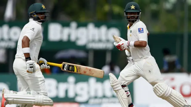 کولمبو میں کھیلے جانے والے دوسرے ٹیسٹ میچ کے تیسرے دن کے اختتام پر پاکستان نے اپنی دوسری اننگز میں دو وکٹوں کے نقصان پر 171 رنز بنا لیے ہیں اور اس طرح سری لنکا کی برتری صرف چھ رنز کی رہ گئی ہے۔