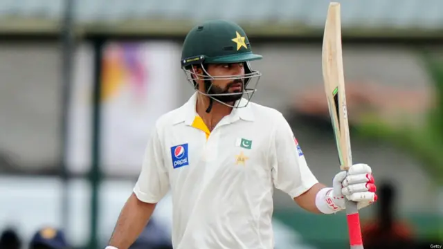 پاکستان کی جانب سے احمد شہزاد نے چار چوکوں اور ایک چھکے کی مدد سے 69 رنز بنائے۔