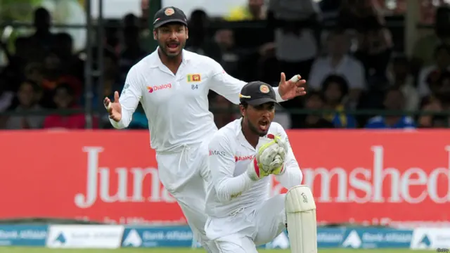 سری لنکا کی جانب سے دوسری اننگز میں دھمیکا پرساد اور اینجلو میتھیوز نے ایک ایک کھلاڑی کو آؤٹ کیا۔