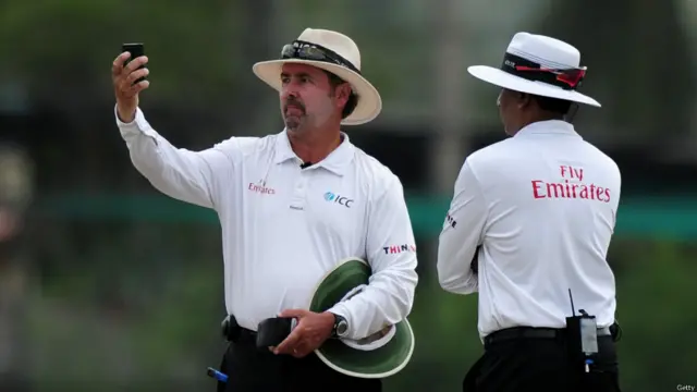 دوسرے ٹیسٹ میچ کا تیسرا دن کم روشنی کے باعث مقردہ وقت سے پہلے ختم کرنا پڑا۔