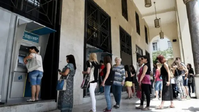 یونان کا مجموعی قرض اُس کی مجموعی سالانہ قومی پیداوار کے دگنے کے لگ بھگ ہے