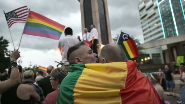 La decisión legaliza el matrimonio homosexual en los 50 estados. Hasta ayer, había leyes que prohibían el matrimonio igualitario en 14 estados, como Texas. En una de las ciudades de ese estado, Dallas, se vieron imágenes de alegría como esta.