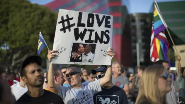 Por su parte, el presidente Barack Obama lanzó este mensaje en la red social Twitter: "Hoy dimos un gran paso en el camino hacia la igualdad. Las parejas gay y lesbianas tienen derecho a casarse, como cualquier otra persona #ElAmorGana". Precisamente esa etiqueta, #ElAmorGana (#LoveWins, en inglés) se convirtió en uno de los más repetidos en redes sociales y en las manifestaciones.