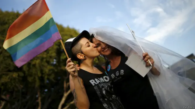 Inmediatamente tras conocerse la decisión de la Corte Suprema, algunas parejas residentes en los estados donde el matrimonio homosexual estaba prohibido acudieron a las oficinas públicas a pedir licencias matrimoniales.