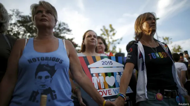 La decisión de la Corte fue aprobada por 5 votos a favor y 4 en contra. Los jueces que votaron a favor, como Ruth Bader Ginsburg -en la imagen en la camisa de una de las manifestantes- se convirtieron en ídolos de los activistas.