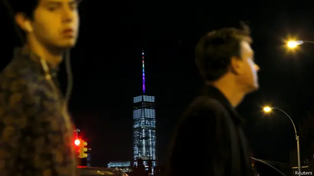 La Casa Blanca no fue el único monumento iluminado con los colores arcoiris. El emblemático World Trade Center, en Nueva York, también se tiñó multicolor.