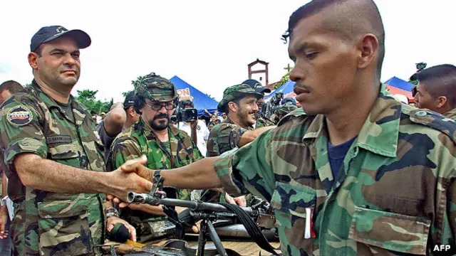 Mancuso saluda a paramilitar