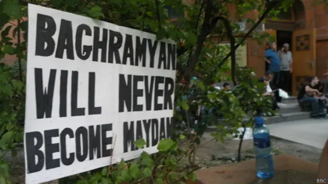 Протестующие требуют отмены решения о подорожании электроэнергии и дежурят на проспекте Баграмяна круглосуточно