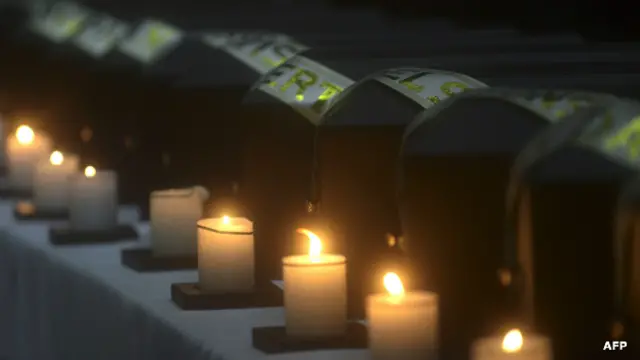 Urnas funerarias con restos de 19 personas desaparecidas, que fueron encontradas en una fosa común.