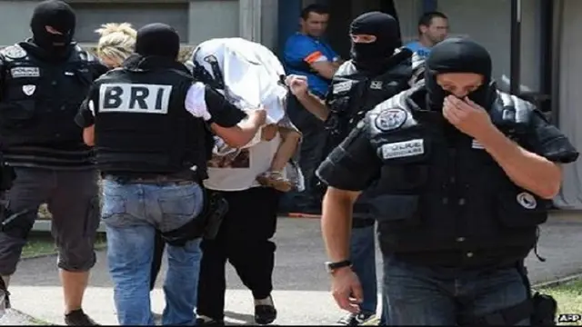 Salhi ditangkap di rumahnya di kota Saint-Quentin-Fallavier, di dekat tempat terjadinya penyerangan. Istri dan adiknya sebelumnya telah ditahan.