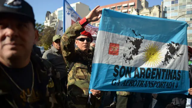 马岛战争老兵在阿根廷法院外抗议