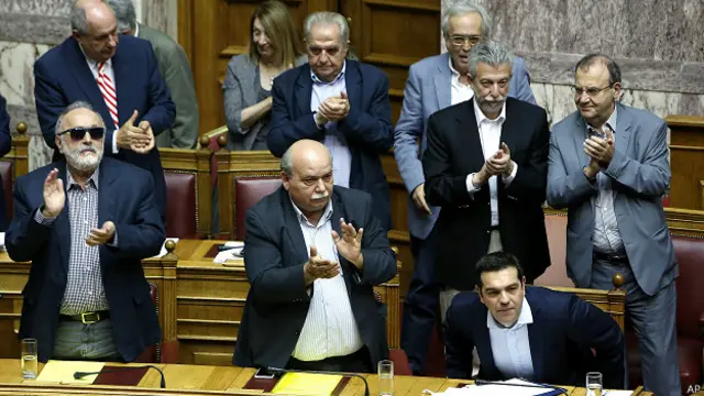 Các dân biểu dễ dàng thông qua quyết định mở trưng cầu dân ý