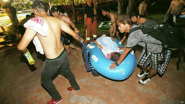 Tayangan televisi memperlihatkan para pengunjung terlihat panik dan berteriak, sementara tim penyelamat berupaya menyelamatkan korban terluka dengan menggunakan tandu.