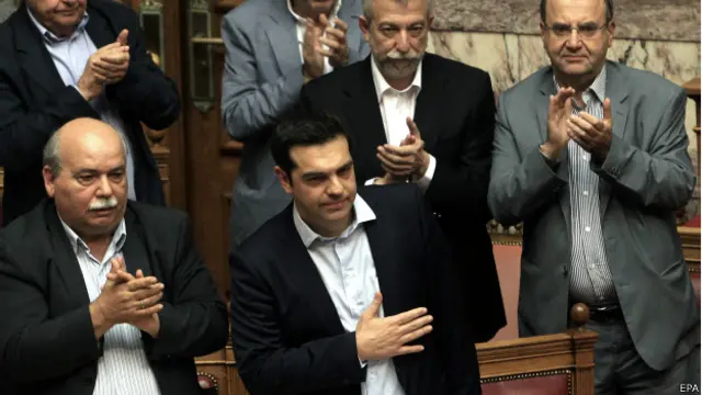 Perdana Menteri Yunani Alexis Tsipras (tengah) mengusulkan referendum pada 5 Juli untuk menentang pemangkasan anggaran seperti tertera dalam usulan reformasi oleh Uni Eropa.