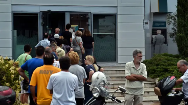 在過去一段時間,很多希臘人都在銀行外排隊擠兌資金。