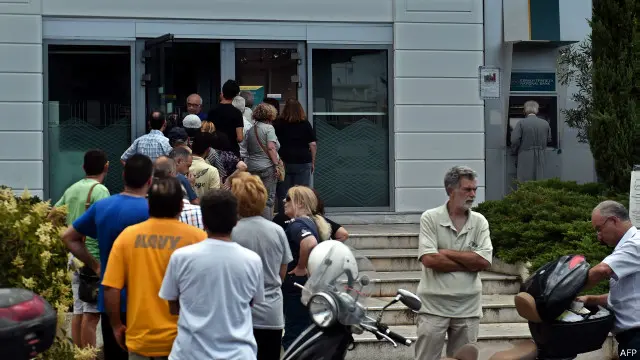 Dalam beberapa pekan terakhir, masyarakat Yunani mulai berduyun-duyun menarik uangnya dari bank.