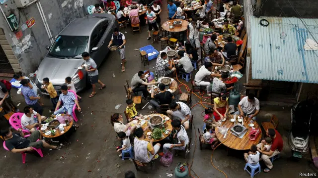 2015年玉林狗肉節,民眾食用狗肉料理。(資料照片)