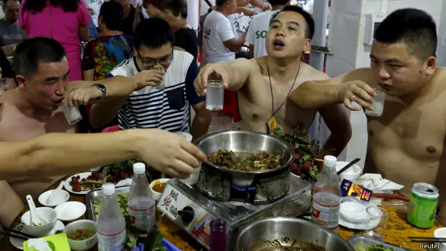 kedi ve köpek yiyen çinliler