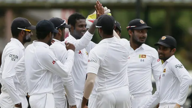 سری لنکا کو میچ کے چوتھے دن پہلی کامیابی اس وقت ملی جب پاکستان کی جانب سے اپنا 100 واں ٹیسٹ میچ کھیلے والے یونس خان دوسری اننگز میں 40 رنز بنا کر کیچ آؤٹ ہو گئے